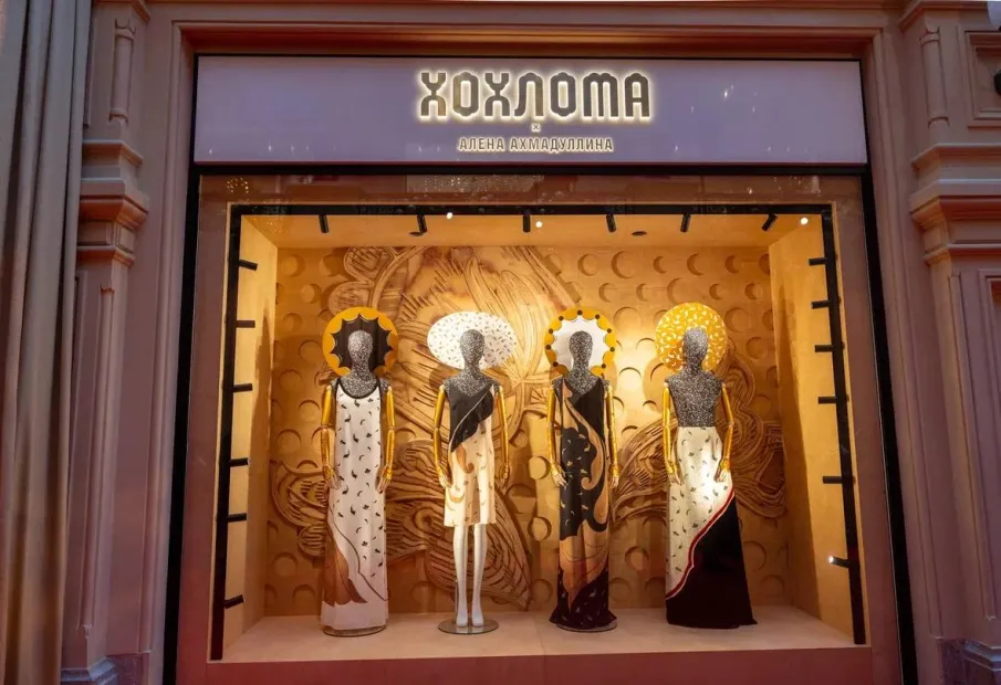 В ГУМе на Красной площади открылся салон «Хохлома x Алёна Ахмадуллина»